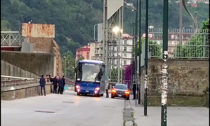 Napoli, il pullman arriva al "San Paolo"