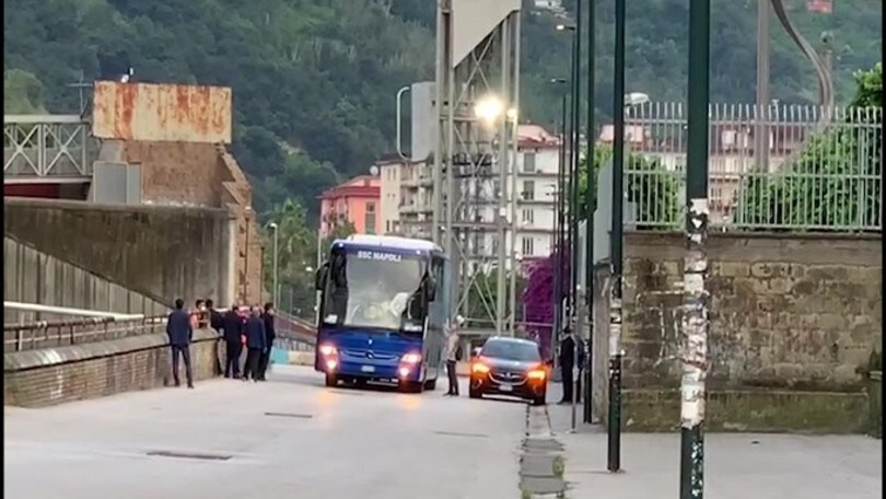 Napoli, il pullman arriva al "San Paolo"