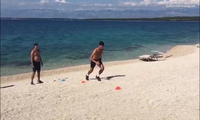 Tennis: mare, spiaggia e allenamento per Djokovic