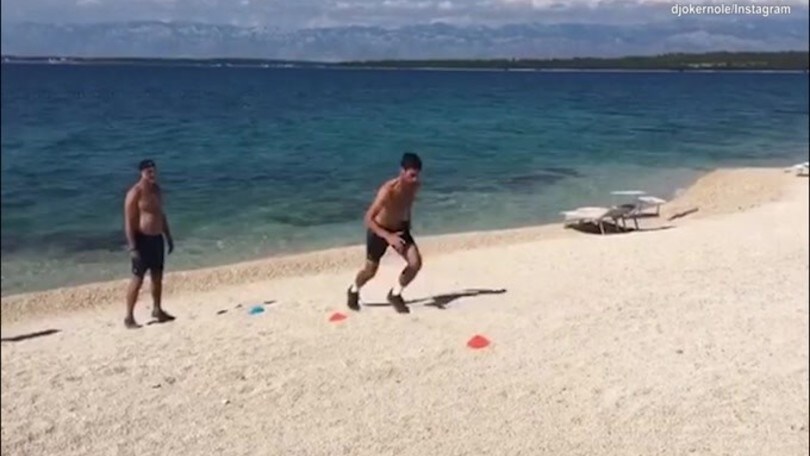 Tennis: mare, spiaggia e allenamento per Djokovic
