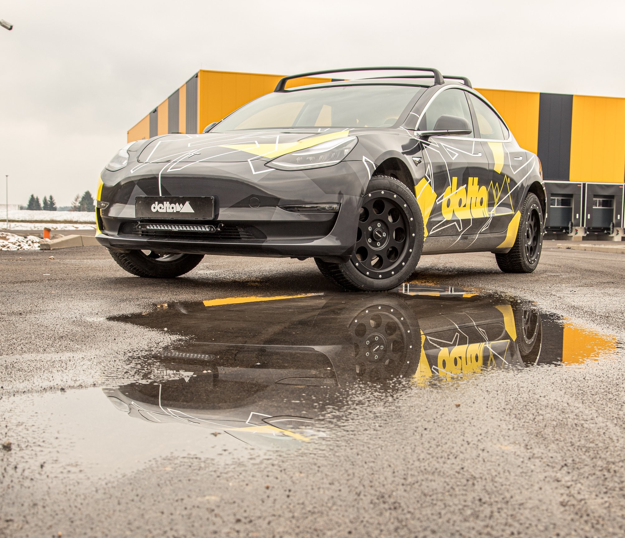 Tesla Model 3 delta4x4: le immagini