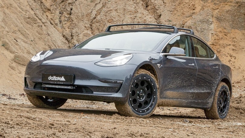 Tesla Model 3 diventa si sporca di fango con l'off road delta4x4