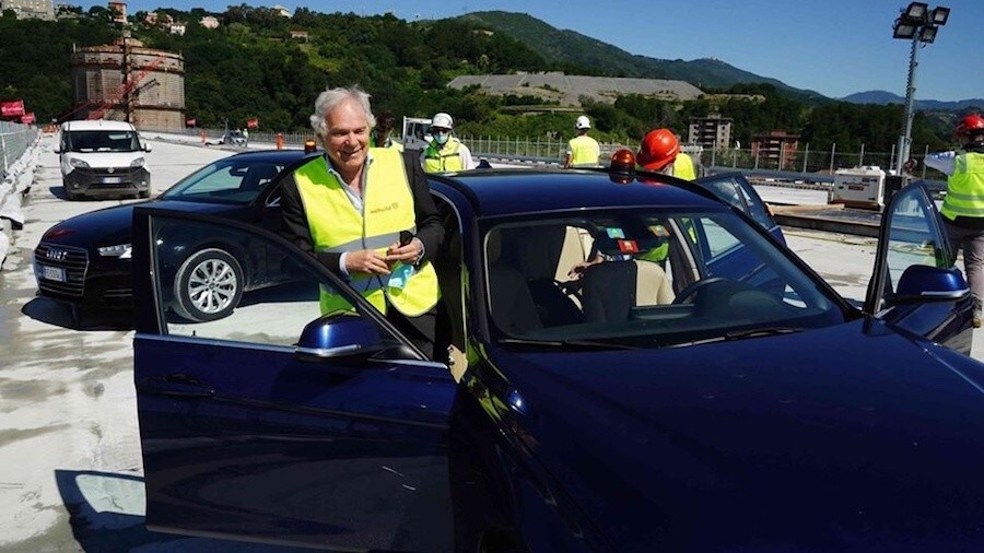 Genova, la prima auto attraversa il nuovo ponte VIDEO