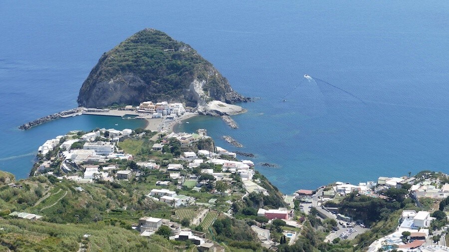 Vacanze a Ischia e Procida? Arriva il divieto di sbarco per auto e moto