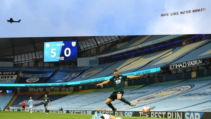 Bufera in Premier, striscione "White Lives Matter" all'Etihad Stadium