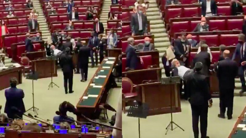 Sgarbi espulso dall'Aula della Camera e portato via di peso