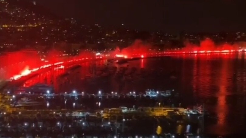 Ciro Esposito, a sei anni dalla morte si illumina di rosso il lungomare di Napoli