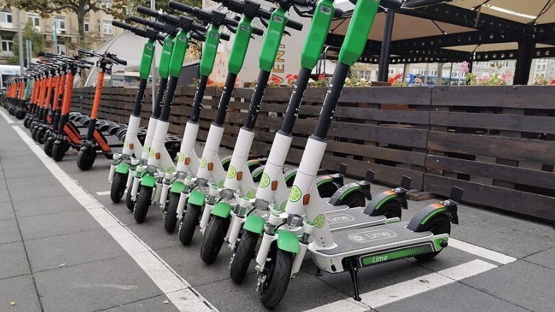 Milano, monopattino contromano si scontra con un'auto: grave una quindicenne