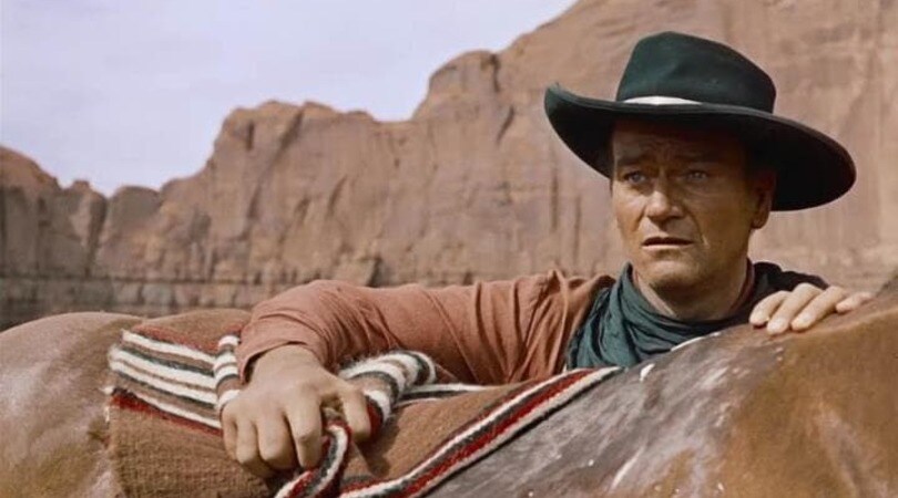 "Via il nome di John Wayne dall'aeroporto", l'icona western nel mirino
