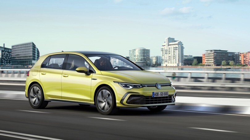 Volkswagen Golf R-Line, sportiva col turbo benzina