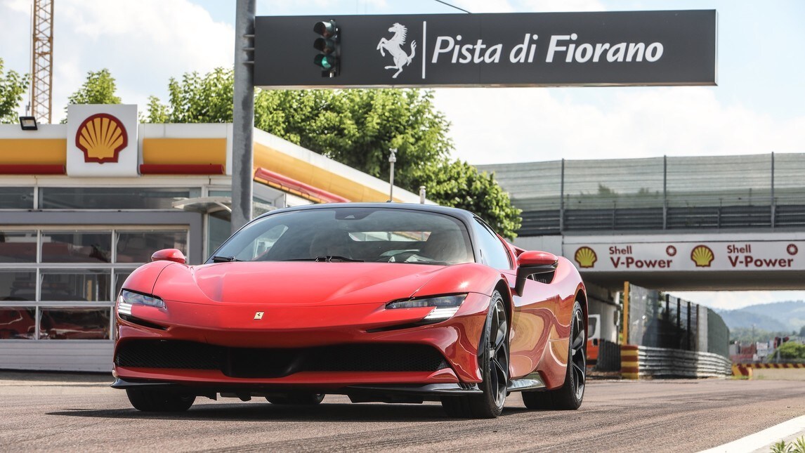 Ferrari SF90 Stradale, il racconto del test a Fiorano