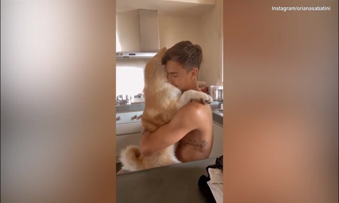Dybala, momenti di tenerezza con la cagnolina Kaia
