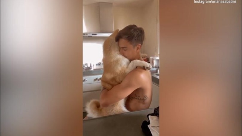 Dybala, momenti di tenerezza con la cagnolina Kaia