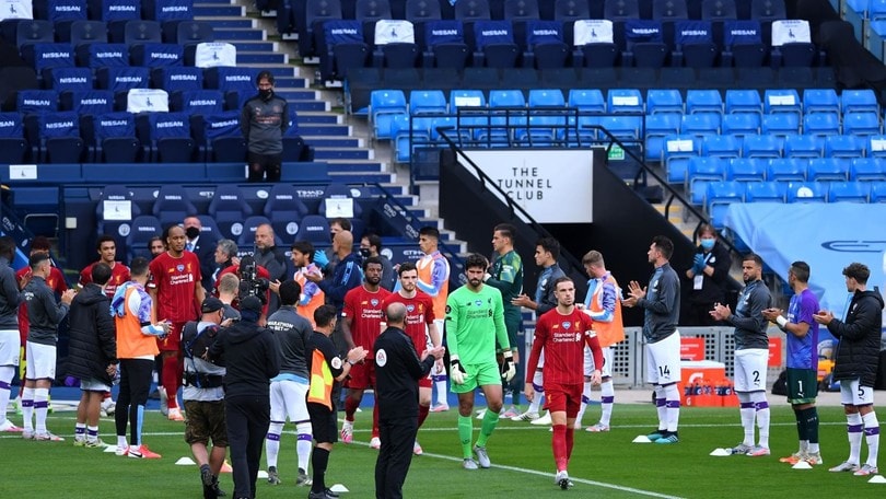 Premier League, l'applauso del Manchester City per la vittoria del Liverpool