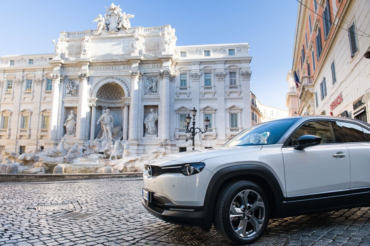 Il test drive della Mazda MX-30: l'elettrica 'spinta' nella città Roma