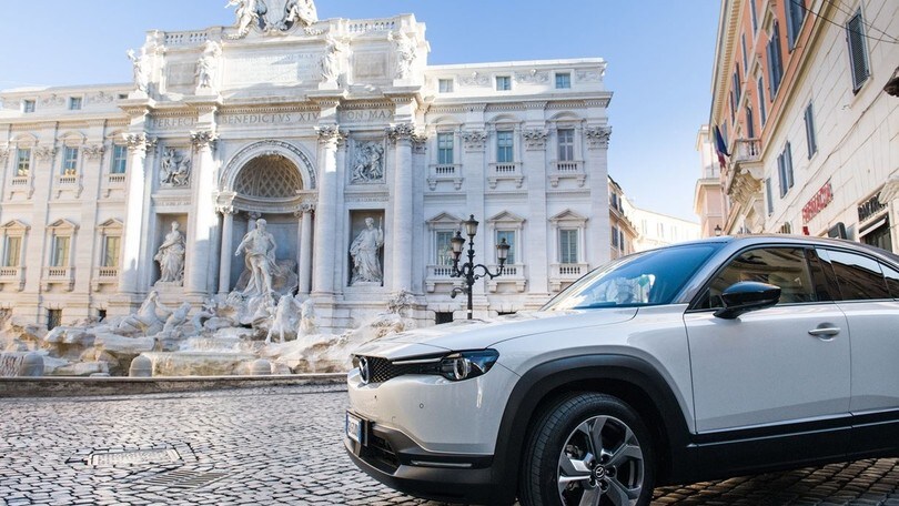 Il test drive della Mazda MX-30: l'elettrica 'spinta' nella città Roma