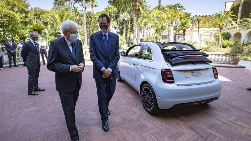 Fiat 500 elettrica, a guidarla c'è Sergio Mattarella