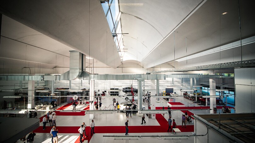 Le auto Tesla sbarcano a Roma e a Bologna: ecco i nuovi negozi