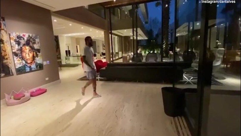 Dani Alves, colpo spettacolare in rovesciata: è canestro!