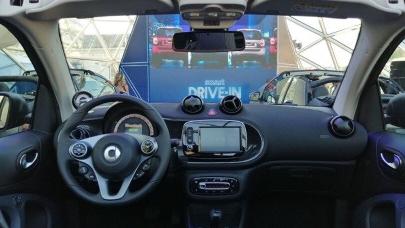 Smart EQ fortwo cabrio suitegrey: gli scatti