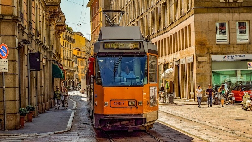 Milano, aggredisce autista e fugge col tram: arrestato