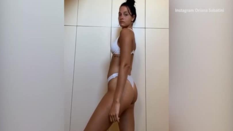 Oriana Sabatini si "confessa" in bikini
