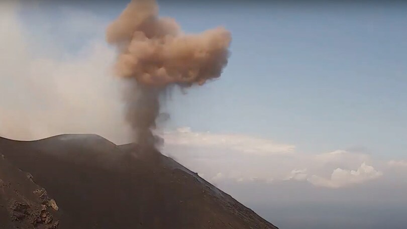 Stromboli, registrate due forti esplosioni. Nessun danno