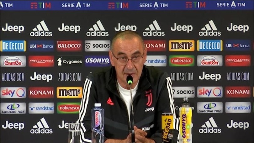 Sarri scherza: "Al Napoli ho fatto 38 partite dietro alla Juve.."