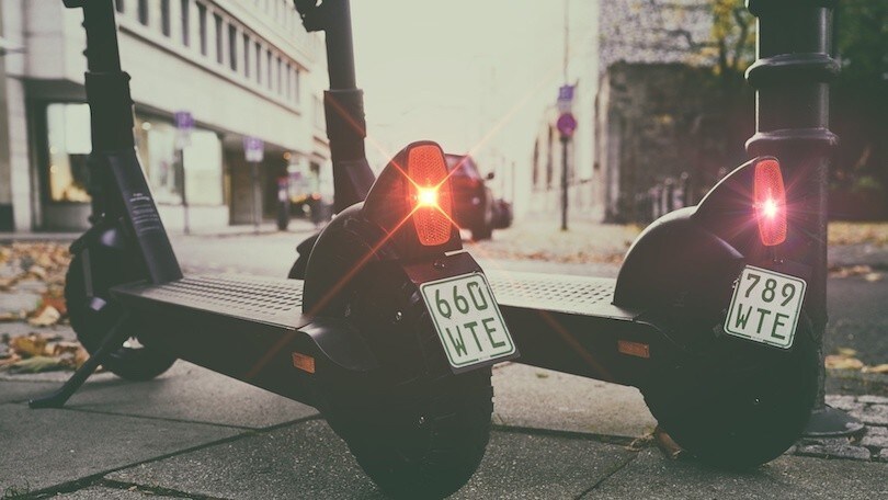 Milano, monopattini elettrici e incidenti: ipotesi casco obbligatorio