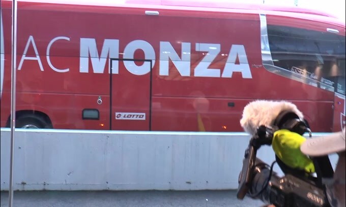 Monza, il bomber Gytkjaer presentato...in pullman!