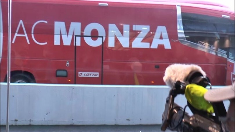 Monza, il bomber Gytkjaer presentato...in pullman!