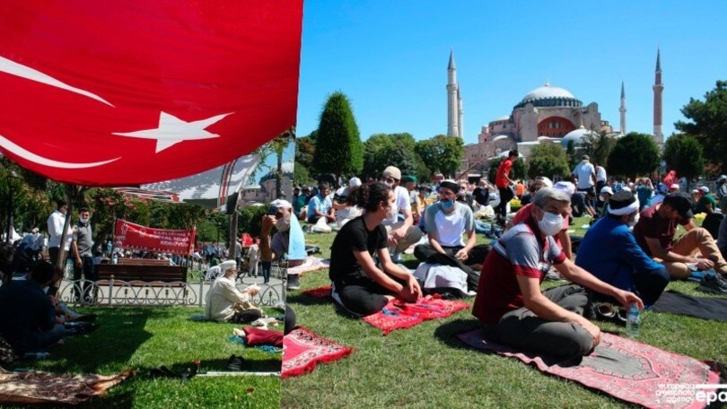 Coronavirus, in Turchia i fedeli ammassati per la preghiera