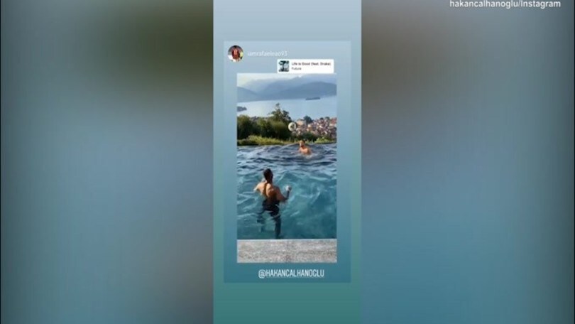 Milan, Calhanoglu e Leao in piscina tra relax e lavoro