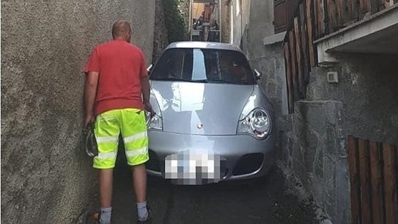 Il navigatore lo tradisce, finisce incastrato in un vicolo con la Porsche