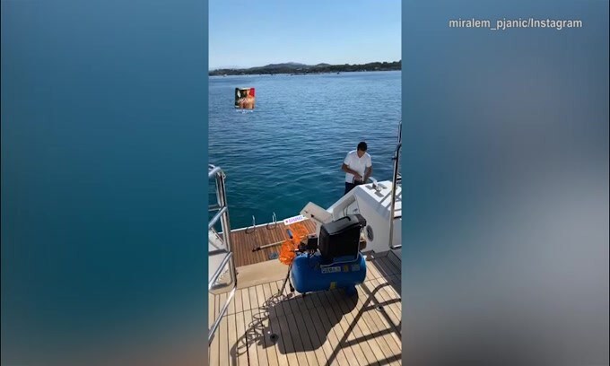 Juventus, giornata al mare per Pjanic e famiglia