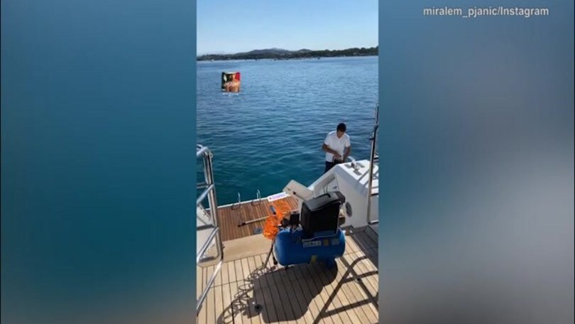 Juventus, giornata al mare per Pjanic e famiglia