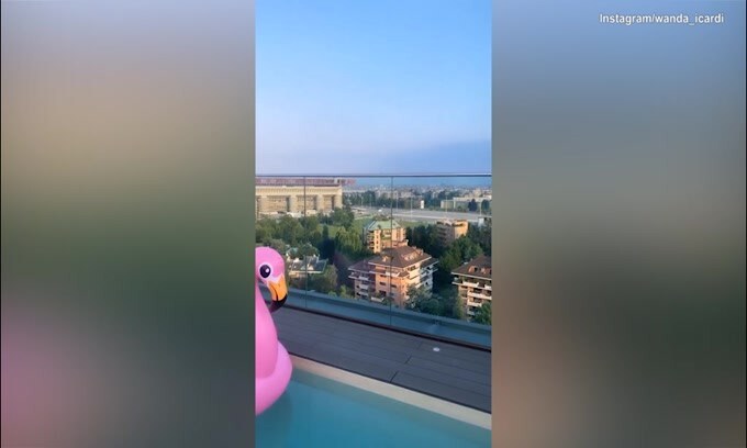 Wanda Nara: relax in terrazza con vista su San Siro