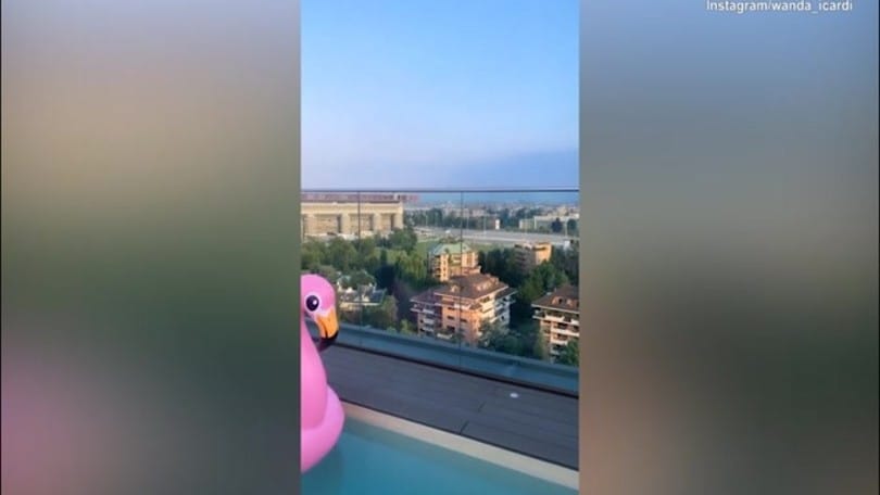 Wanda Nara: relax in terrazza con vista su San Siro