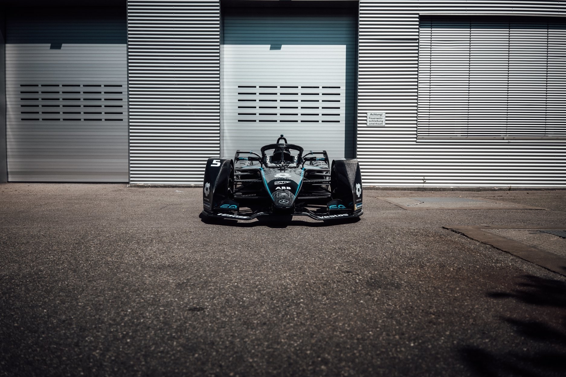 Mercedes, Silver Arrow 01 vestite di nero contro il razzismo