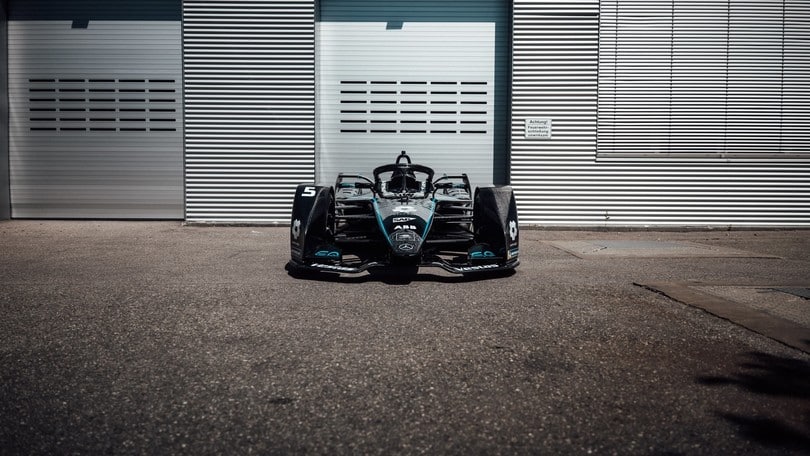 Mercedes, Silver Arrow 01 vestite di nero contro il razzismo