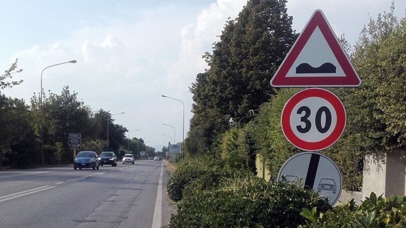 Rubano cartello autostradale per il compleanno di un amico: denunciati