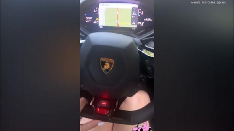 Wanda Nara, super pilota con la Lamborghini!