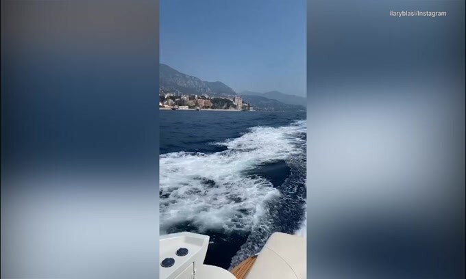 Ilary Blasi, miss Bikini al mare...e pranzo al ristorante!