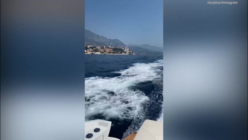 Ilary Blasi, miss Bikini al mare...e pranzo al ristorante!