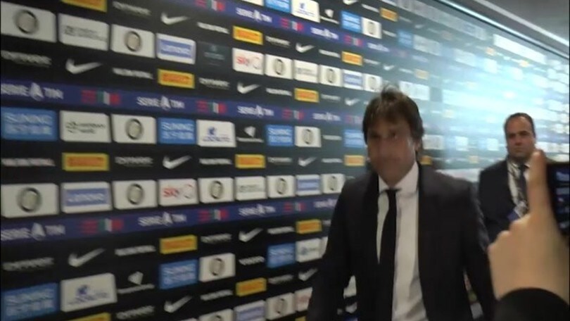 Rabbia Conte: "Non ho chiesto se cacciano Sarri dalla Juve"
