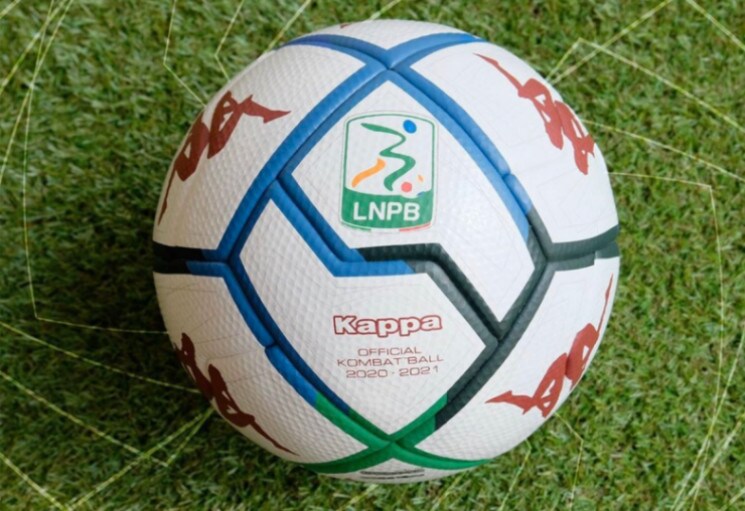 Serie B, presentato il nuovo pallone Kombat Ball 2021