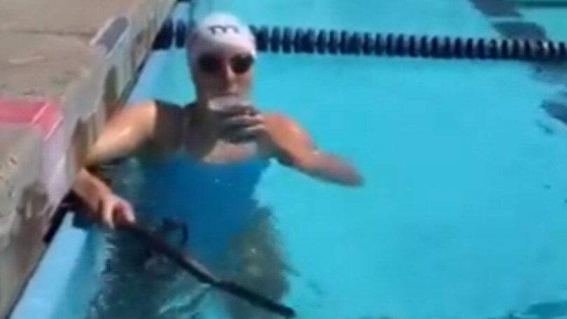 Ledecky pazzesca! Nuota i 50 sl con una tazza di latte in testa