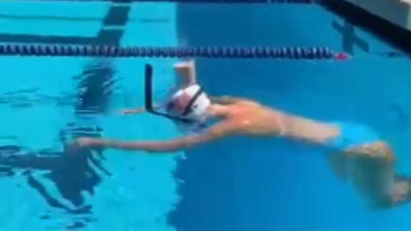 Ledecky da urlo! Nuota i 50 sl con una tazza di latte in testa