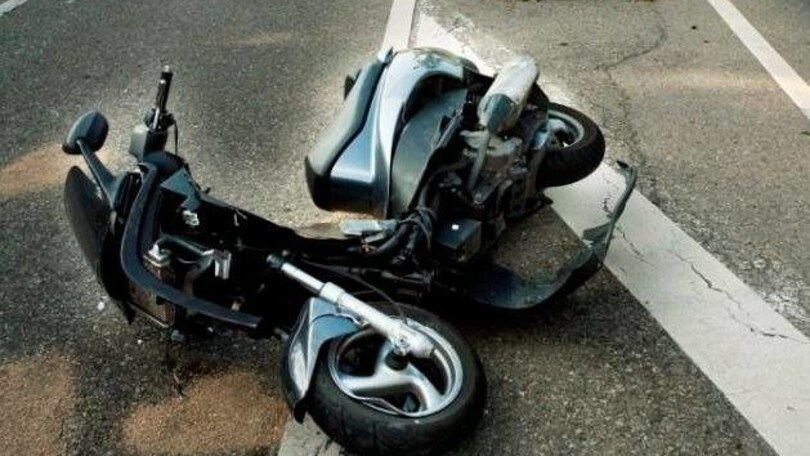 Corda tesa in strada: scooterista vittima della trappola finisce in ospedale