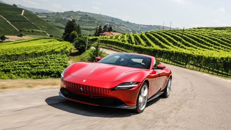 Nuova Ferrari Roma, la prova su strada è un tuffo nella Dolce Vita